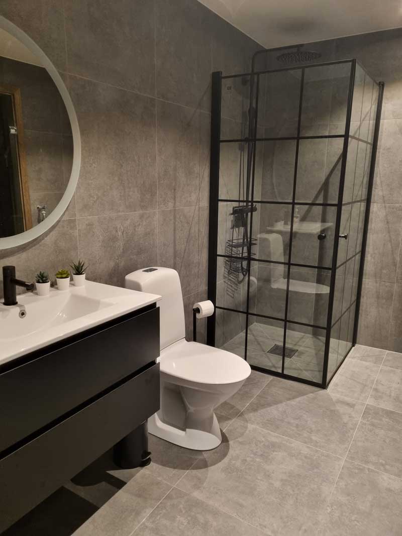Ett modernt badrum